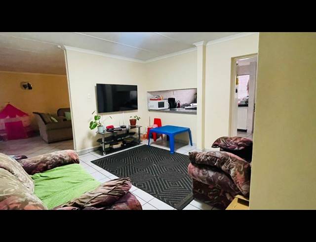 3 BEDROOM TOWNHOUSE FOR SALE IN VANDERBIJLPARK CE 3